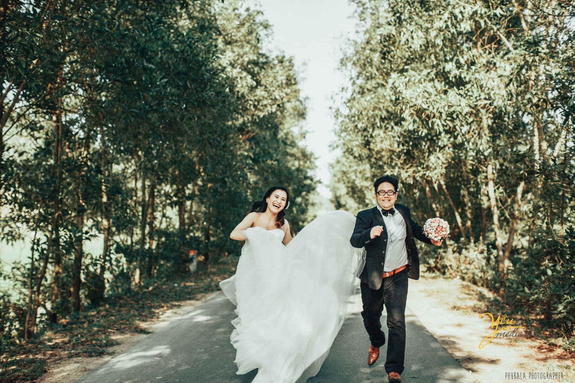 cô dâu chú rể chạy tung tăng vui cười