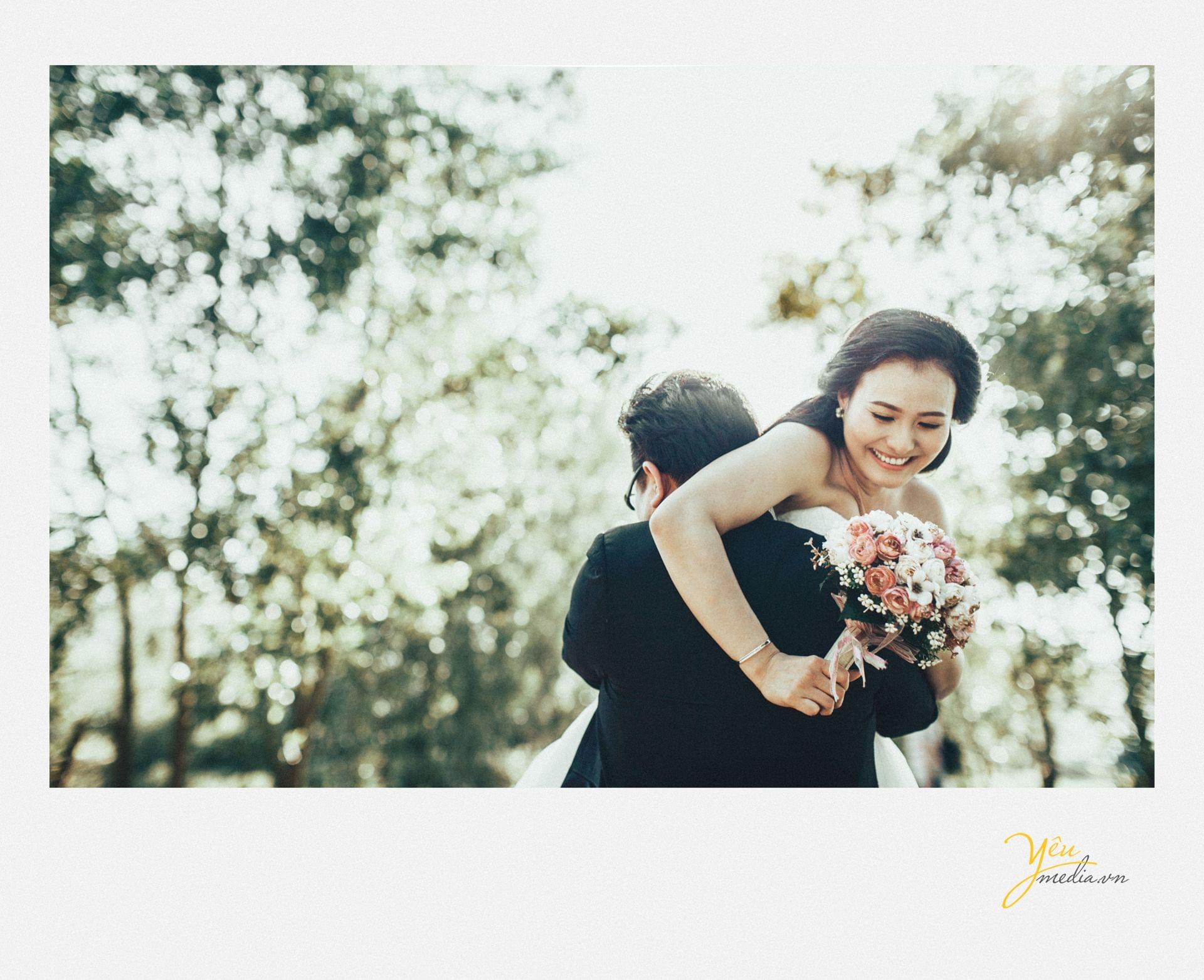 chú rể vác cô dâu trên vai