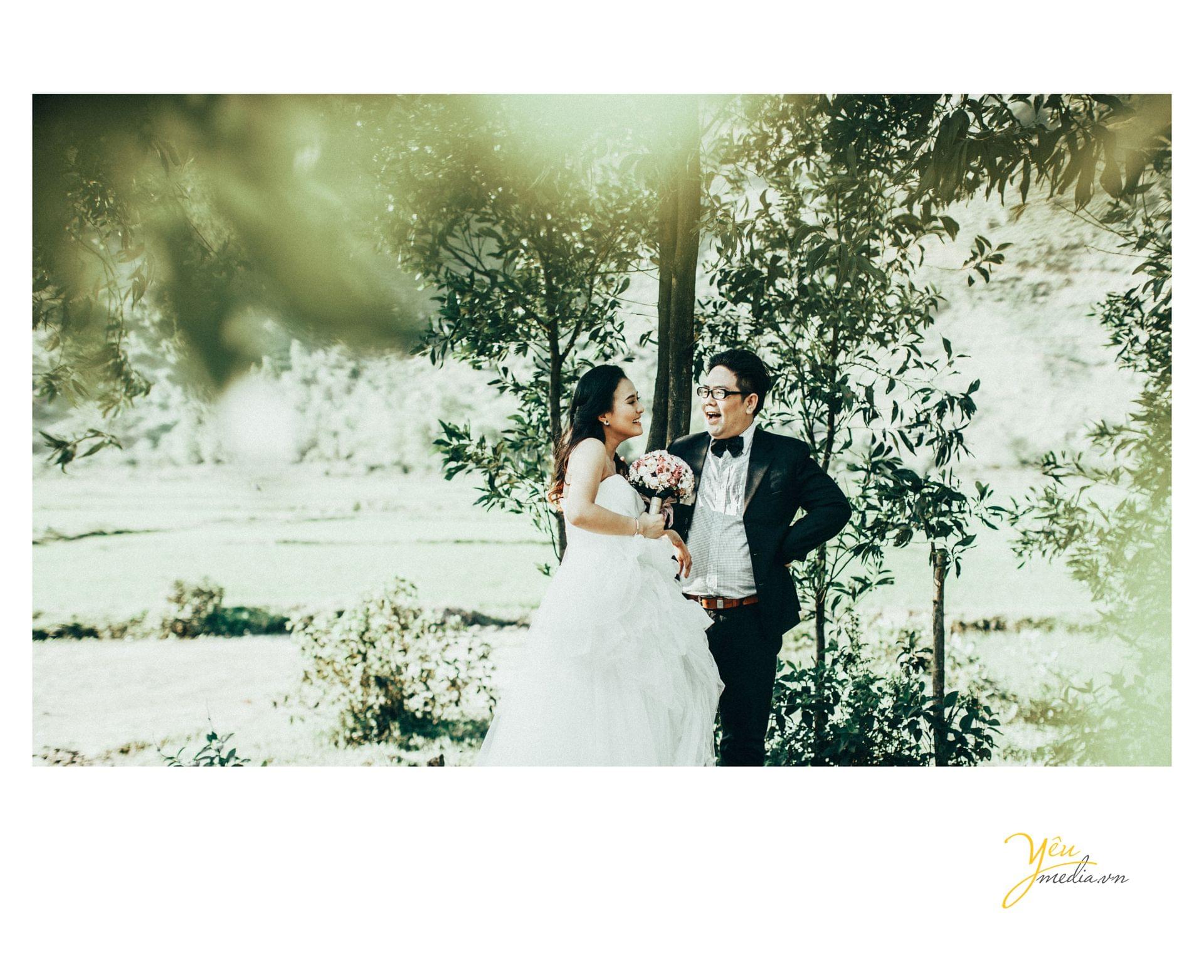 chú rể và cô dâu vui vẻ nói chuyện