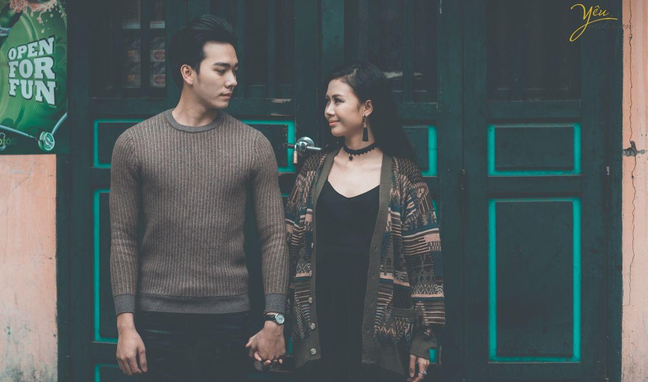ảnh cưới chụp tại phố tạ hiện cô dâu chú rể nhìn nhau đắm đuối