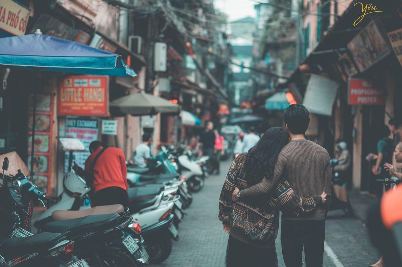 ảnh cưới chụp phố tạ hiện ban ngày phong cách tự nhiên