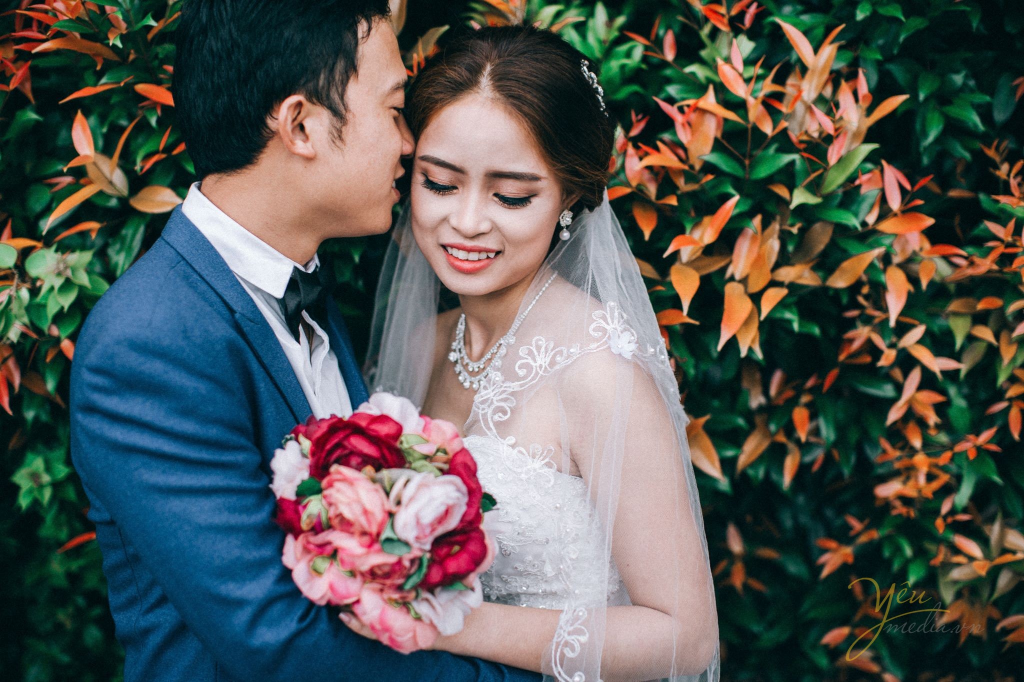 chú rể thơm nhẹ lên má cô dâu