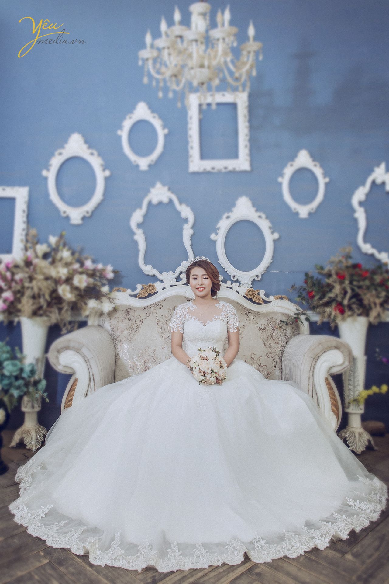 cô dâu như hóa thân thành nàng công chúa xinh đẹp trong bộ váy xòe trắng tinh khôi