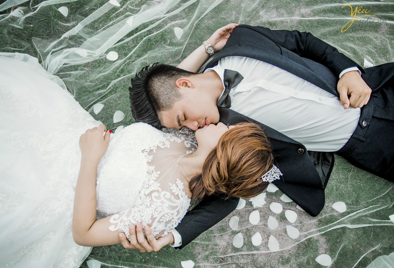 cặp đôi trao nhau nụ hôn ngọt ngào, hạnh phúc