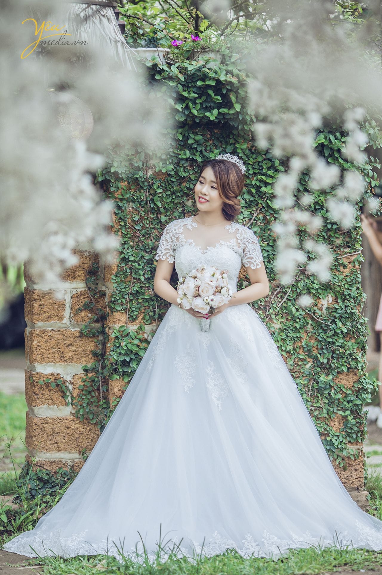 cô dâu đẹp rạng ngời trong bộ váy xòe màu trắng