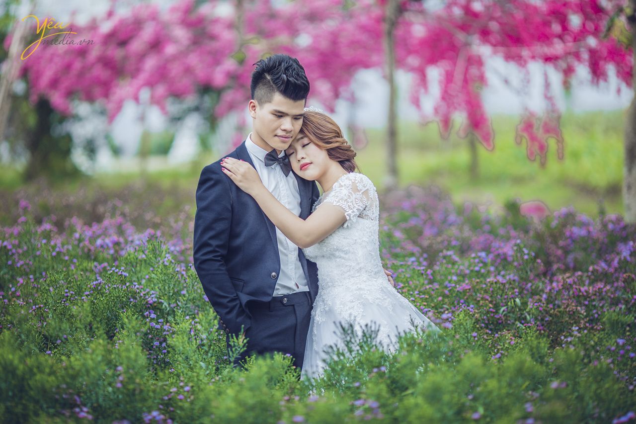 cùng tạo dáng trong không gian ngập tràn sắc hoa