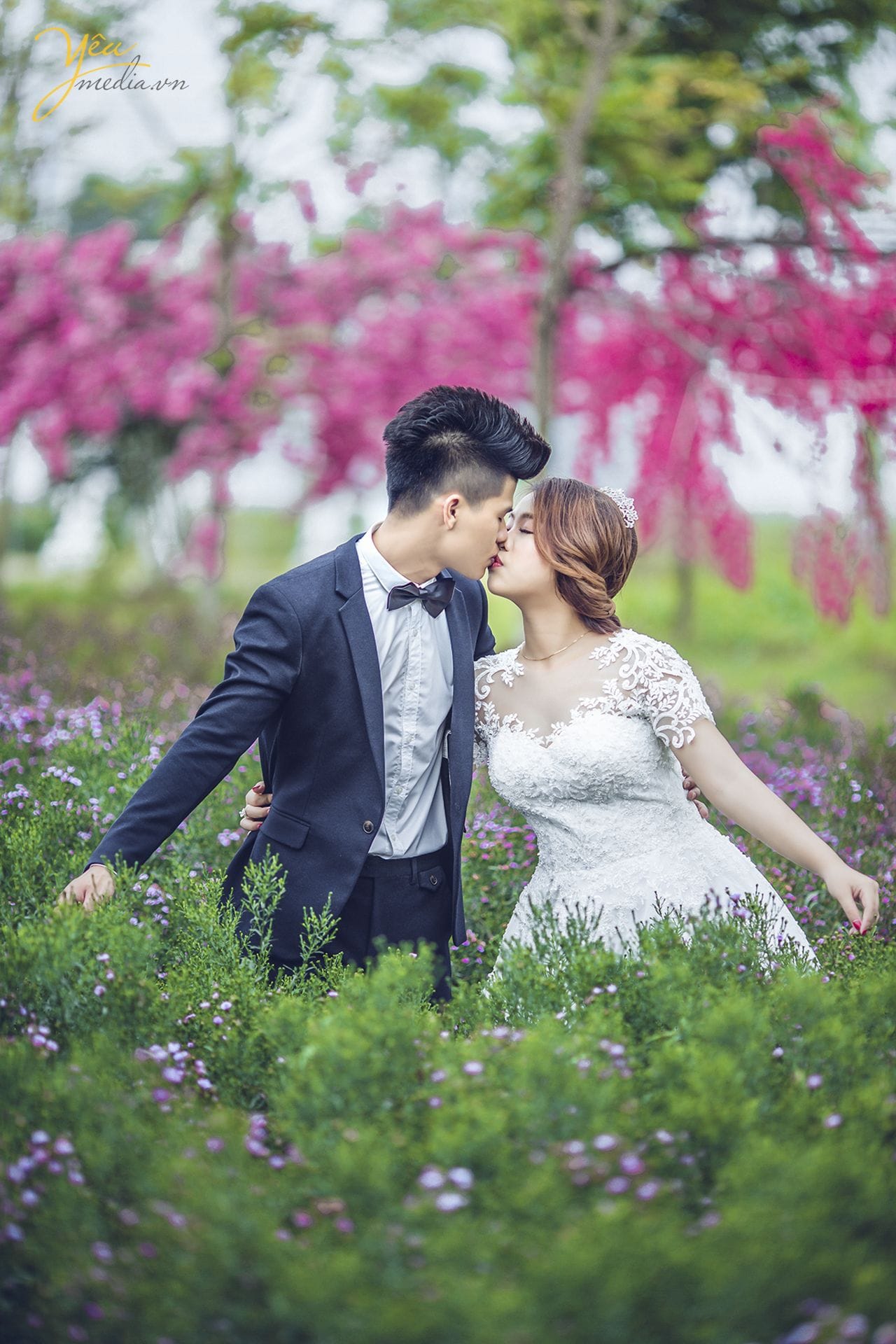 cùng trao nhau nụ hôn hạnh phúc trong không gian thơ mộng tràn đầy hương sắc