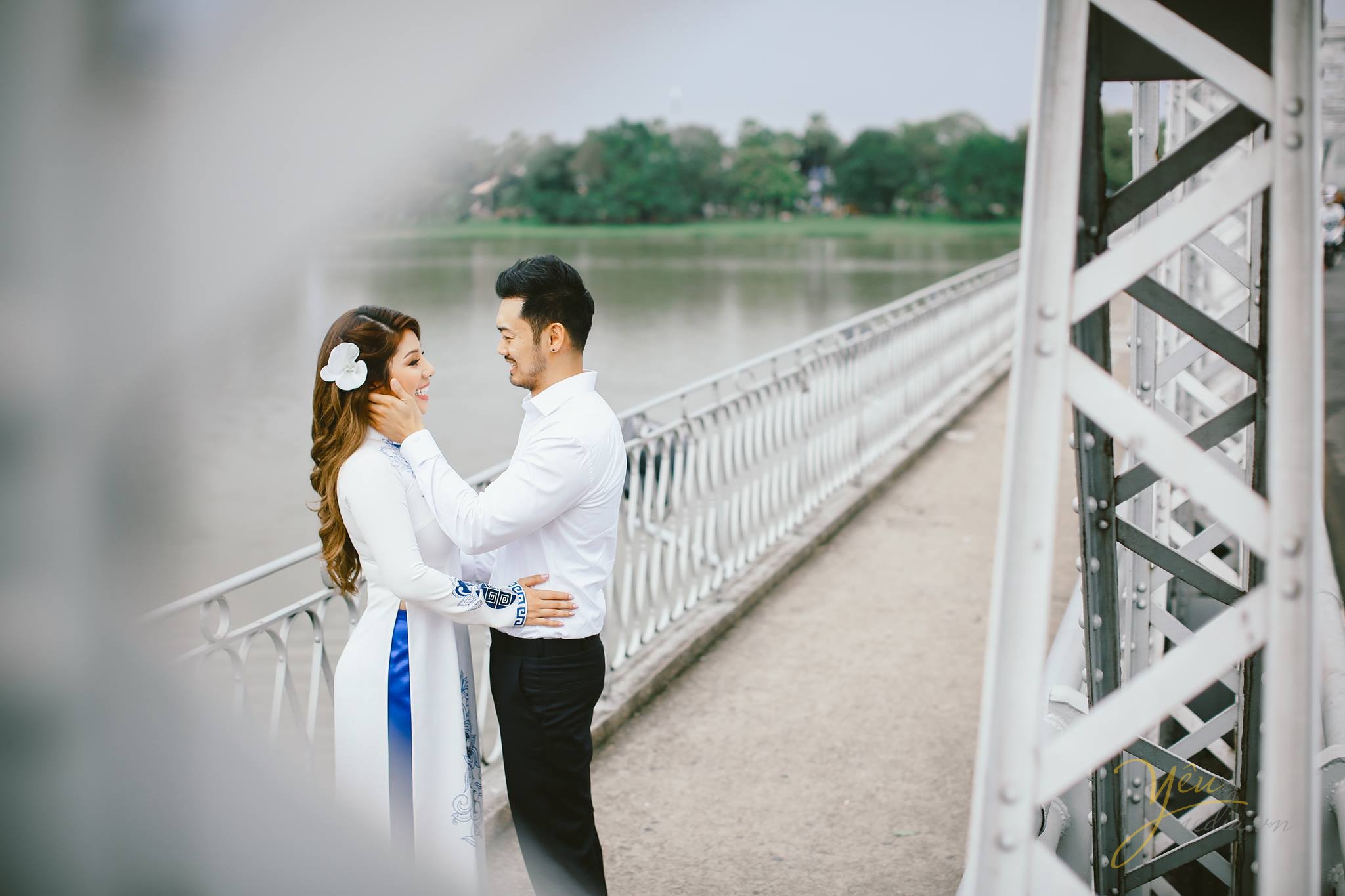 nhìn nhau hạnh phúc,say đắm