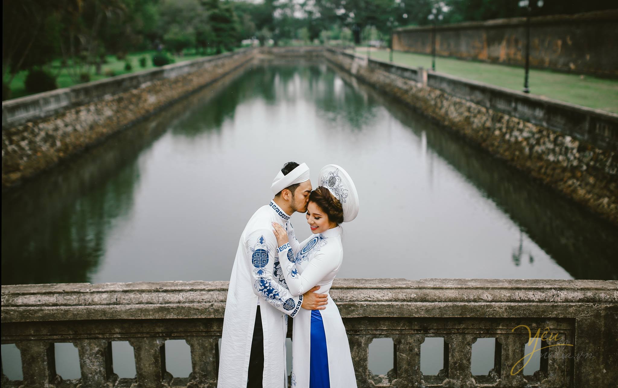 chú rể hôn nhẹ lên má cô dâu