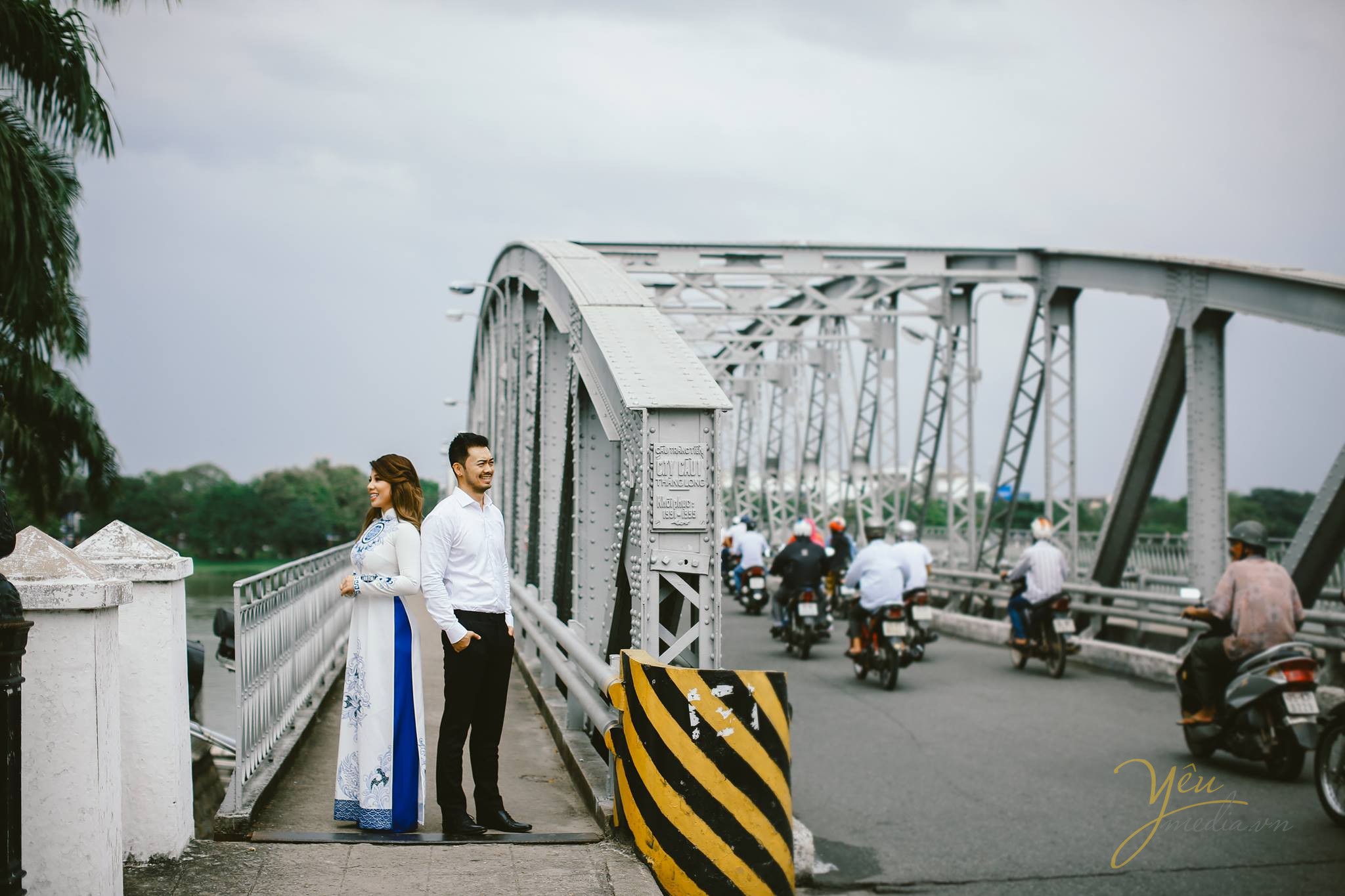 cùng nhau đứng trên cầu ngắm cảnh đầy thơ mộng, trữ tình