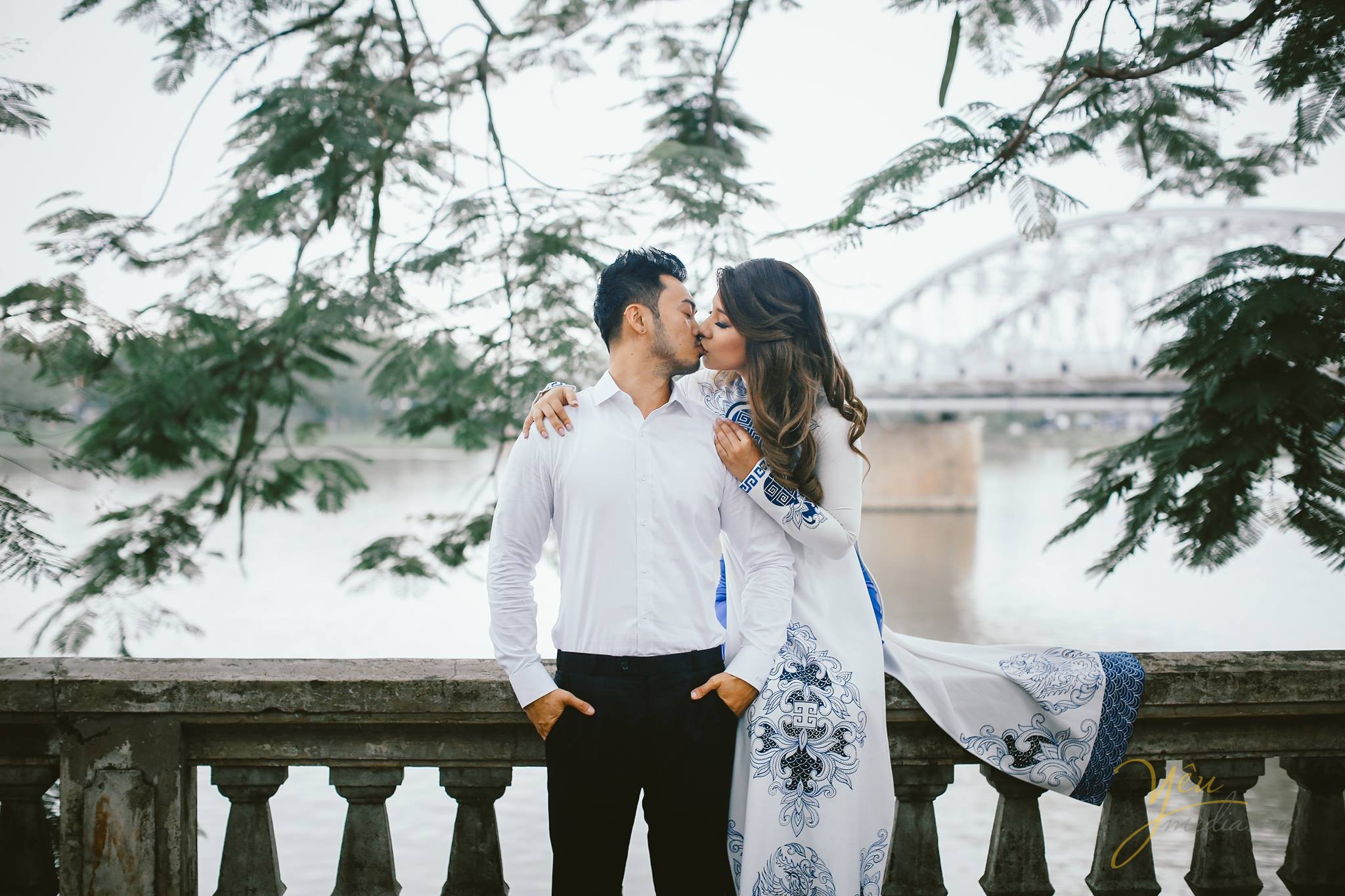 trao nhau nụ hôn nồng nàn, say đắm