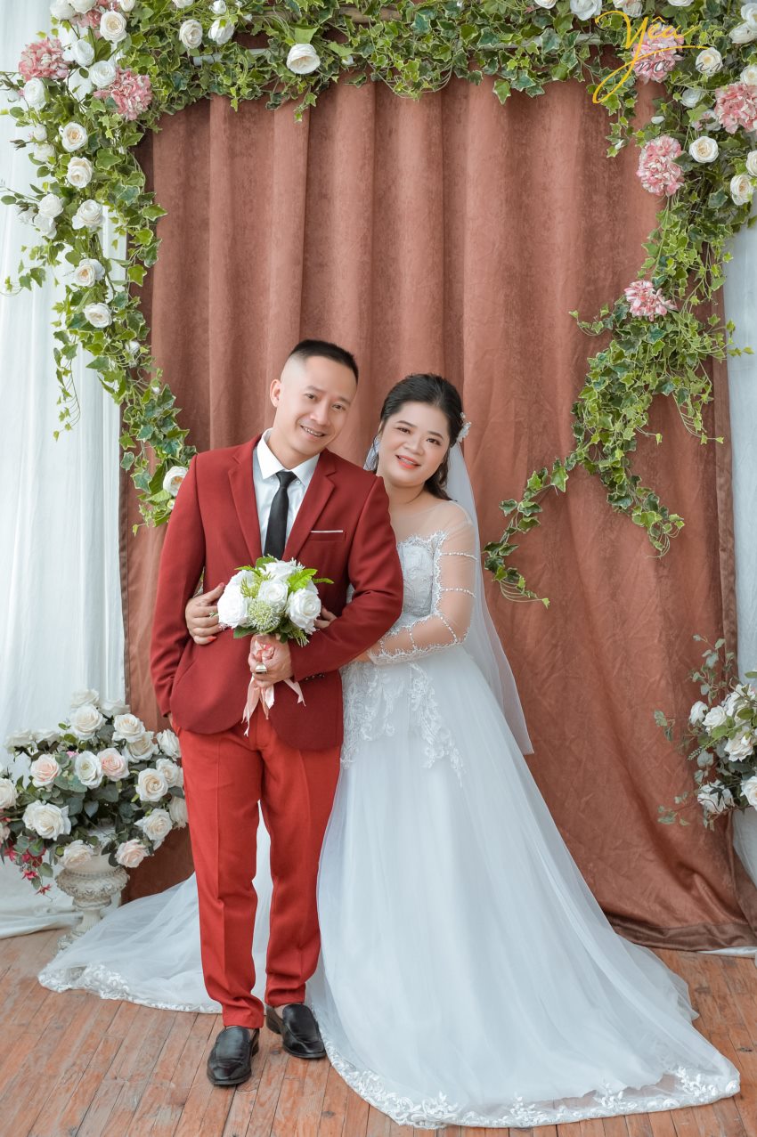 Đó dường như đã trở thành những thứ không thể thiếu ở mỗi gia đình vào dịp Tết. Không khí của gia đình sẽ càng ấm áp hơn khi trong phòng khách có treo những tấm ảnh gia đình ngày tết ghi lại những khoảnh khắc đẹp nhất của cả nhà trước thềm năm mới.  Yêu Media hân hạnh phục vụ gia đình chị Hạnh trong việc chụp ảnh tại phim trường Rosa - Lê Trọng Tấn - Hà Nội.