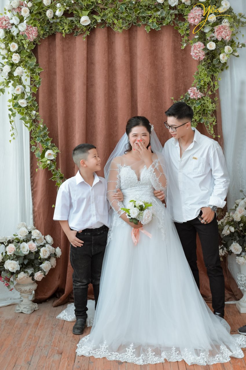 Đó dường như đã trở thành những thứ không thể thiếu ở mỗi gia đình vào dịp Tết. Không khí của gia đình sẽ càng ấm áp hơn khi trong phòng khách có treo những tấm ảnh gia đình ngày tết ghi lại những khoảnh khắc đẹp nhất của cả nhà trước thềm năm mới.  Yêu Media hân hạnh phục vụ gia đình chị Hạnh trong việc chụp ảnh tại phim trường Rosa - Lê Trọng Tấn - Hà Nội.