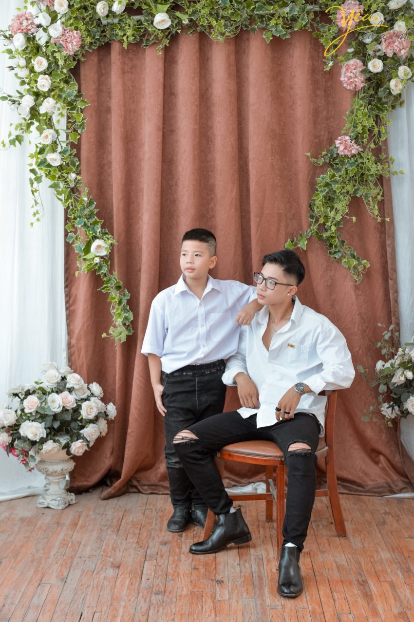 Đó dường như đã trở thành những thứ không thể thiếu ở mỗi gia đình vào dịp Tết. Không khí của gia đình sẽ càng ấm áp hơn khi trong phòng khách có treo những tấm ảnh gia đình ngày tết ghi lại những khoảnh khắc đẹp nhất của cả nhà trước thềm năm mới.  Yêu Media hân hạnh phục vụ gia đình chị Hạnh trong việc chụp ảnh tại phim trường Rosa - Lê Trọng Tấn - Hà Nội.