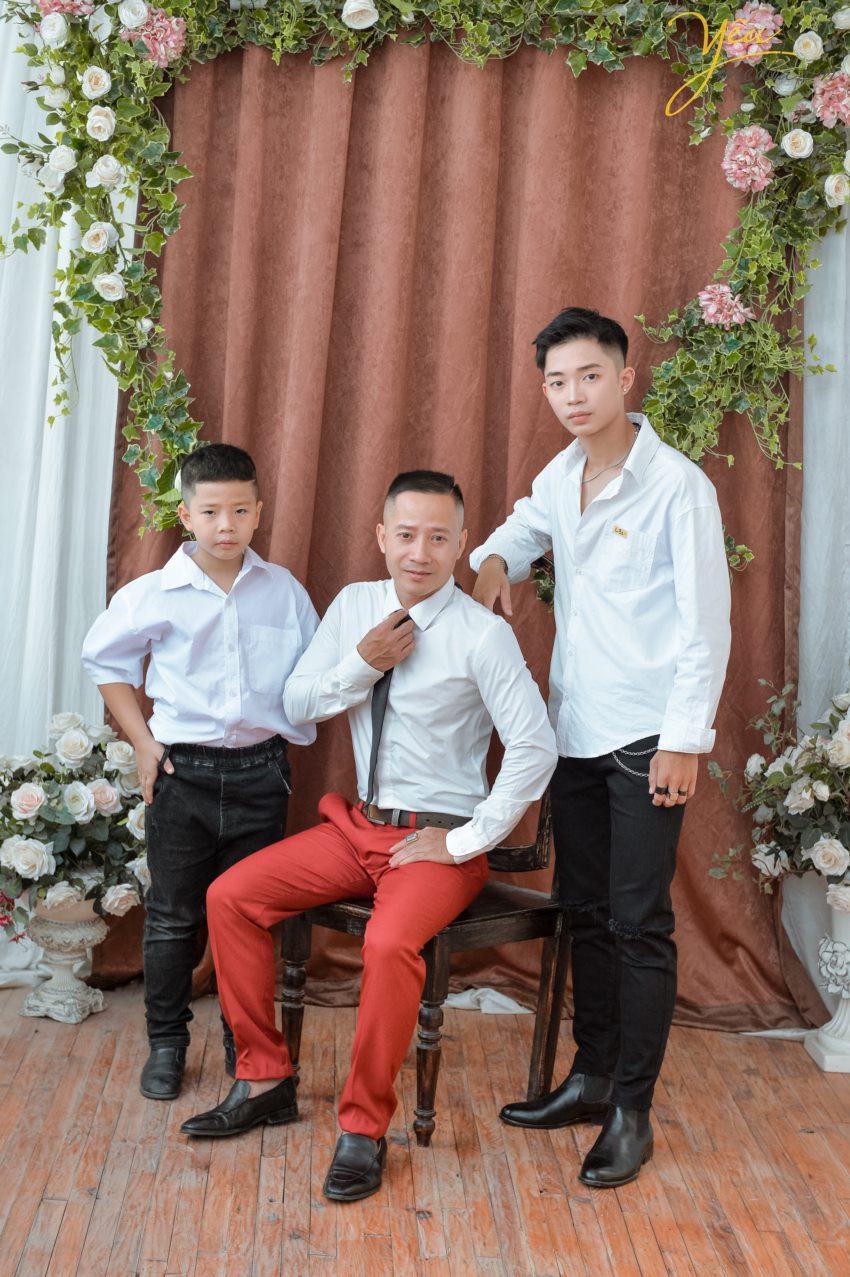 Đó dường như đã trở thành những thứ không thể thiếu ở mỗi gia đình vào dịp Tết. Không khí của gia đình sẽ càng ấm áp hơn khi trong phòng khách có treo những tấm ảnh gia đình ngày tết ghi lại những khoảnh khắc đẹp nhất của cả nhà trước thềm năm mới.  Yêu Media hân hạnh phục vụ gia đình chị Hạnh trong việc chụp ảnh tại phim trường Rosa - Lê Trọng Tấn - Hà Nội. .