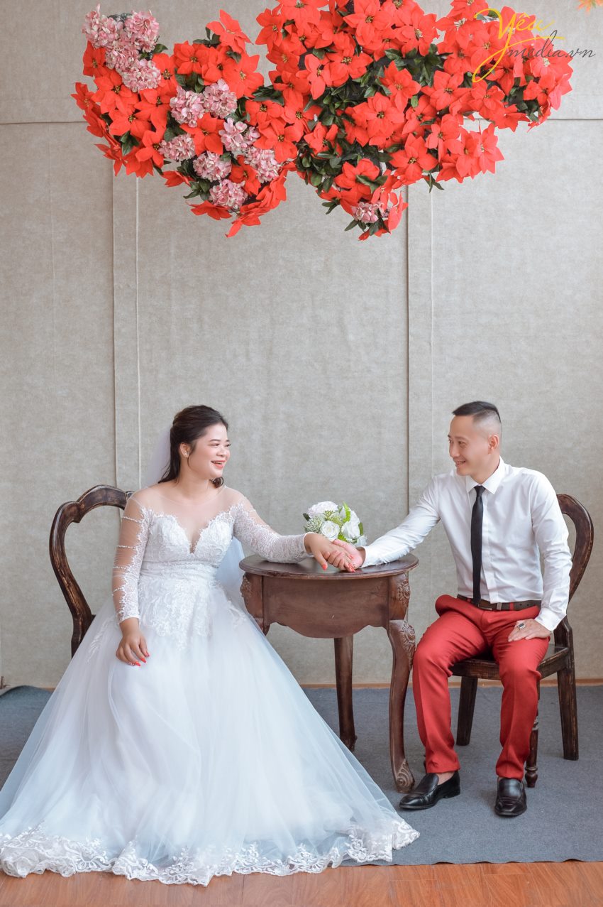 Đó dường như đã trở thành những thứ không thể thiếu ở mỗi gia đình vào dịp Tết. Không khí của gia đình sẽ càng ấm áp hơn khi trong phòng khách có treo những tấm ảnh gia đình ngày tết ghi lại những khoảnh khắc đẹp nhất của cả nhà trước thềm năm mới.  Yêu Media hân hạnh phục vụ gia đình chị Hạnh trong việc chụp ảnh tại phim trường Rosa - Lê Trọng Tấn - Hà Nội.