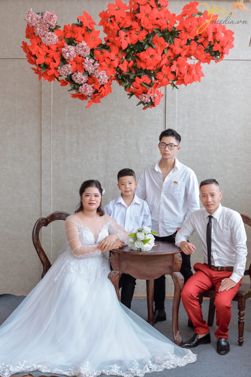 Đó dường như đã trở thành những thứ không thể thiếu ở mỗi gia đình vào dịp Tết. Không khí của gia đình sẽ càng ấm áp hơn khi trong phòng khách có treo những tấm ảnh gia đình ngày tết ghi lại những khoảnh khắc đẹp nhất của cả nhà trước thềm năm mới.  Yêu Media hân hạnh phục vụ gia đình chị Hạnh trong việc chụp ảnh tại phim trường Rosa - Lê Trọng Tấn - Hà Nội.