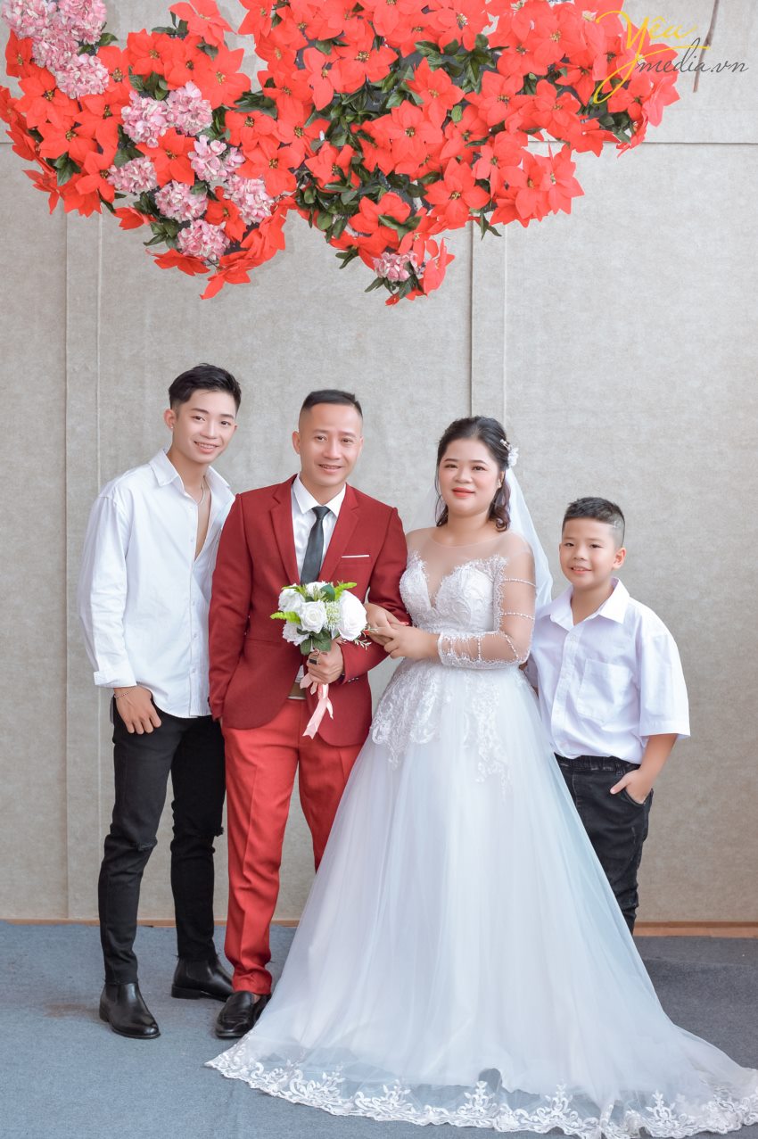 Đó dường như đã trở thành những thứ không thể thiếu ở mỗi gia đình vào dịp Tết. Không khí của gia đình sẽ càng ấm áp hơn khi trong phòng khách có treo những tấm ảnh gia đình ngày tết ghi lại những khoảnh khắc đẹp nhất của cả nhà trước thềm năm mới.  Yêu Media hân hạnh phục vụ gia đình chị Hạnh trong việc chụp ảnh tại phim trường Rosa - Lê Trọng Tấn - Hà Nội.