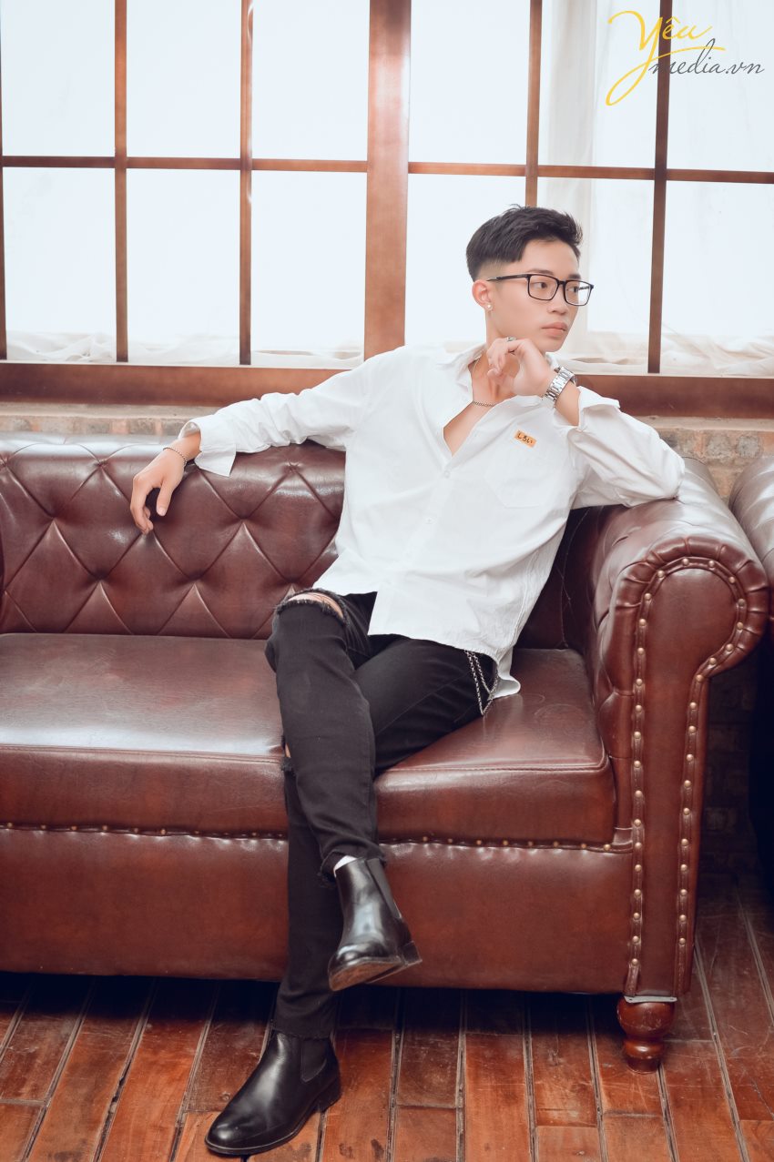 Đó dường như đã trở thành những thứ không thể thiếu ở mỗi gia đình vào dịp Tết. Không khí của gia đình sẽ càng ấm áp hơn khi trong phòng khách có treo những tấm ảnh gia đình ngày tết ghi lại những khoảnh khắc đẹp nhất của cả nhà trước thềm năm mới.  Yêu Media hân hạnh phục vụ gia đình chị Hạnh trong việc chụp ảnh tại phim trường Rosa - Lê Trọng Tấn - Hà Nội.