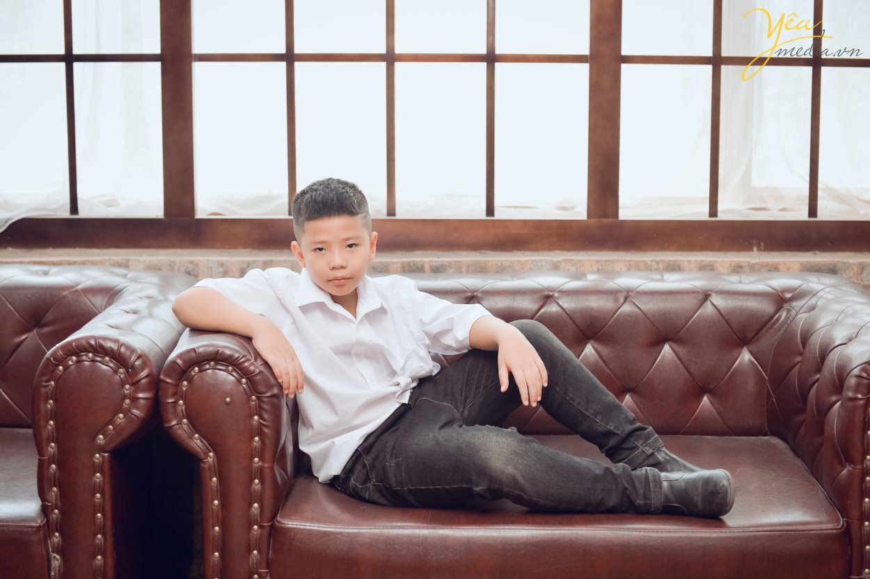 Đó dường như đã trở thành những thứ không thể thiếu ở mỗi gia đình vào dịp Tết. Không khí của gia đình sẽ càng ấm áp hơn khi trong phòng khách có treo những tấm ảnh gia đình ngày tết ghi lại những khoảnh khắc đẹp nhất của cả nhà trước thềm năm mới.  Yêu Media hân hạnh phục vụ gia đình chị Hạnh trong việc chụp ảnh tại phim trường Rosa - Lê Trọng Tấn - Hà Nội.