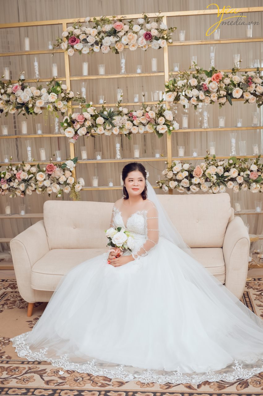 Đó dường như đã trở thành những thứ không thể thiếu ở mỗi gia đình vào dịp Tết. Không khí của gia đình sẽ càng ấm áp hơn khi trong phòng khách có treo những tấm ảnh gia đình ngày tết ghi lại những khoảnh khắc đẹp nhất của cả nhà trước thềm năm mới.  Yêu Media hân hạnh phục vụ gia đình chị Hạnh trong việc chụp ảnh tại phim trường Rosa - Lê Trọng Tấn - Hà Nội.