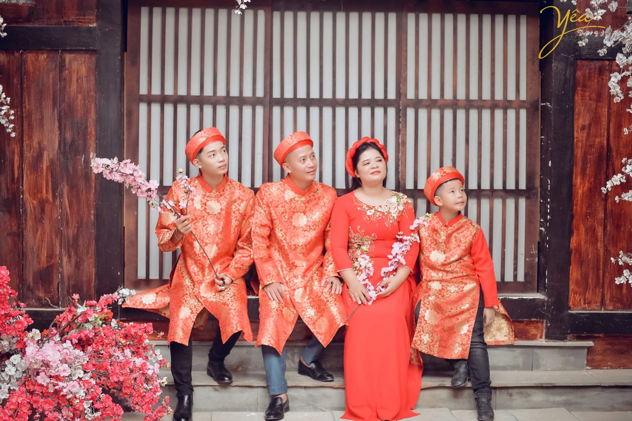 Đó dường như đã trở thành những thứ không thể thiếu ở mỗi gia đình vào dịp Tết. Không khí của gia đình sẽ càng ấm áp hơn khi trong phòng khách có treo những tấm ảnh gia đình ngày tết ghi lại những khoảnh khắc đẹp nhất của cả nhà trước thềm năm mới.  Yêu Media hân hạnh phục vụ gia đình chị Hạnh trong việc chụp ảnh tại phim trường Rosa - Lê Trọng Tấn - Hà Nội.