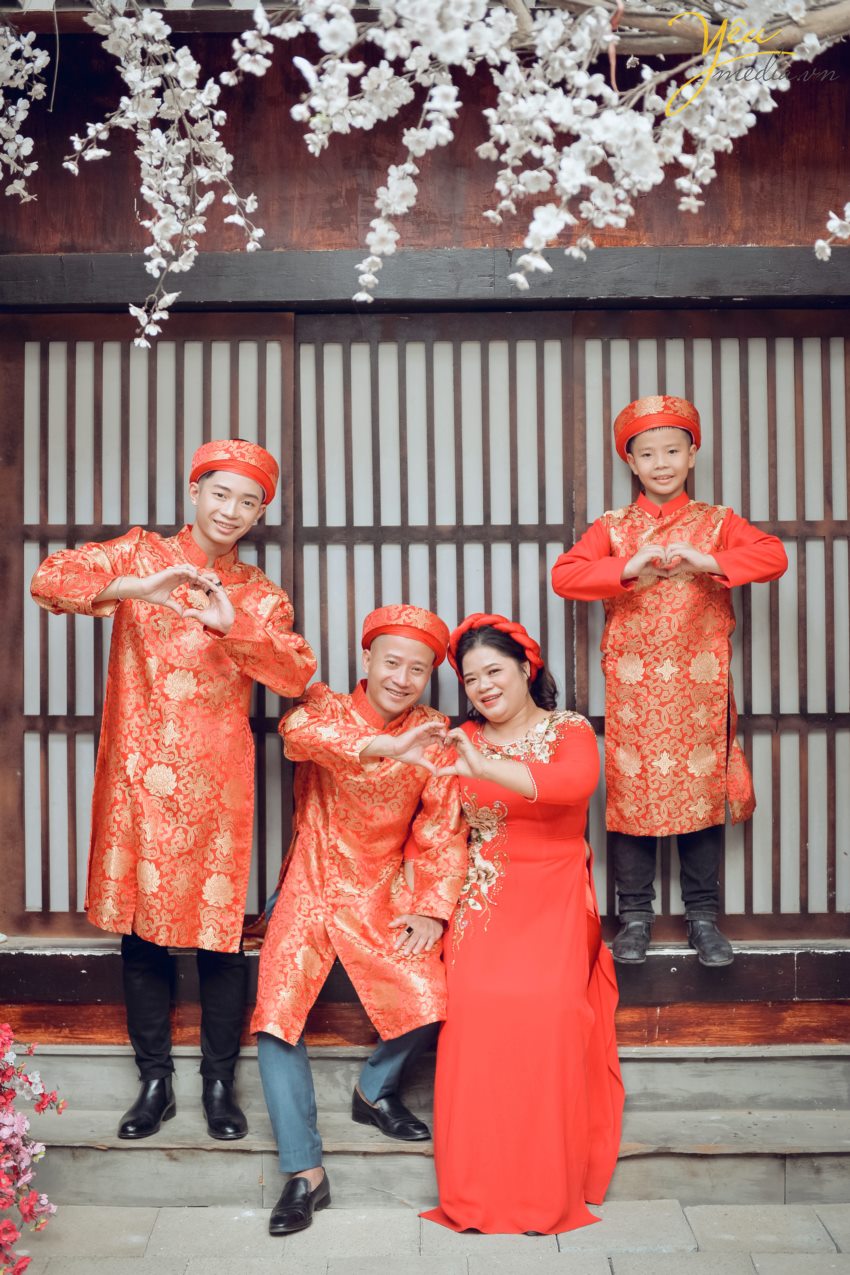 Đó dường như đã trở thành những thứ không thể thiếu ở mỗi gia đình vào dịp Tết. Không khí của gia đình sẽ càng ấm áp hơn khi trong phòng khách có treo những tấm ảnh gia đình ngày tết ghi lại những khoảnh khắc đẹp nhất của cả nhà trước thềm năm mới.  Yêu Media hân hạnh phục vụ gia đình chị Hạnh trong việc chụp ảnh tại phim trường Rosa - Lê Trọng Tấn - Hà Nội.