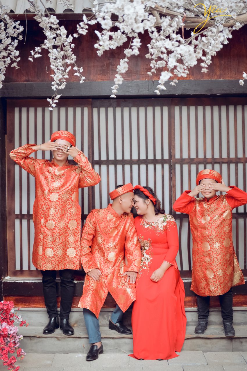 Đó dường như đã trở thành những thứ không thể thiếu ở mỗi gia đình vào dịp Tết. Không khí của gia đình sẽ càng ấm áp hơn khi trong phòng khách có treo những tấm ảnh gia đình ngày tết ghi lại những khoảnh khắc đẹp nhất của cả nhà trước thềm năm mới.  Yêu Media hân hạnh phục vụ gia đình chị Hạnh trong việc chụp ảnh tại phim trường Rosa - Lê Trọng Tấn - Hà Nội.