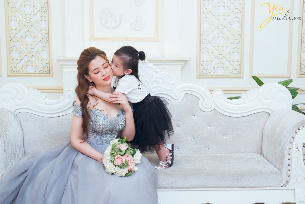 Yêu Media với nhiều năm kinh nghiệm trong lĩnh vực chụp ảnh gia đình đẹp, album gia đình đẹp là một địa điểm uy tín, chất lượng để bạn lựa chọn. Yêu Media từng thực hiện rất nhiều album gia đình đẹp tại nhiều địa điểm như: phim trường, tại gia, studio, ngoại cảnh... Chúng tôi tự hào mang đến cho bạn những dịch vụ tốt nhất.