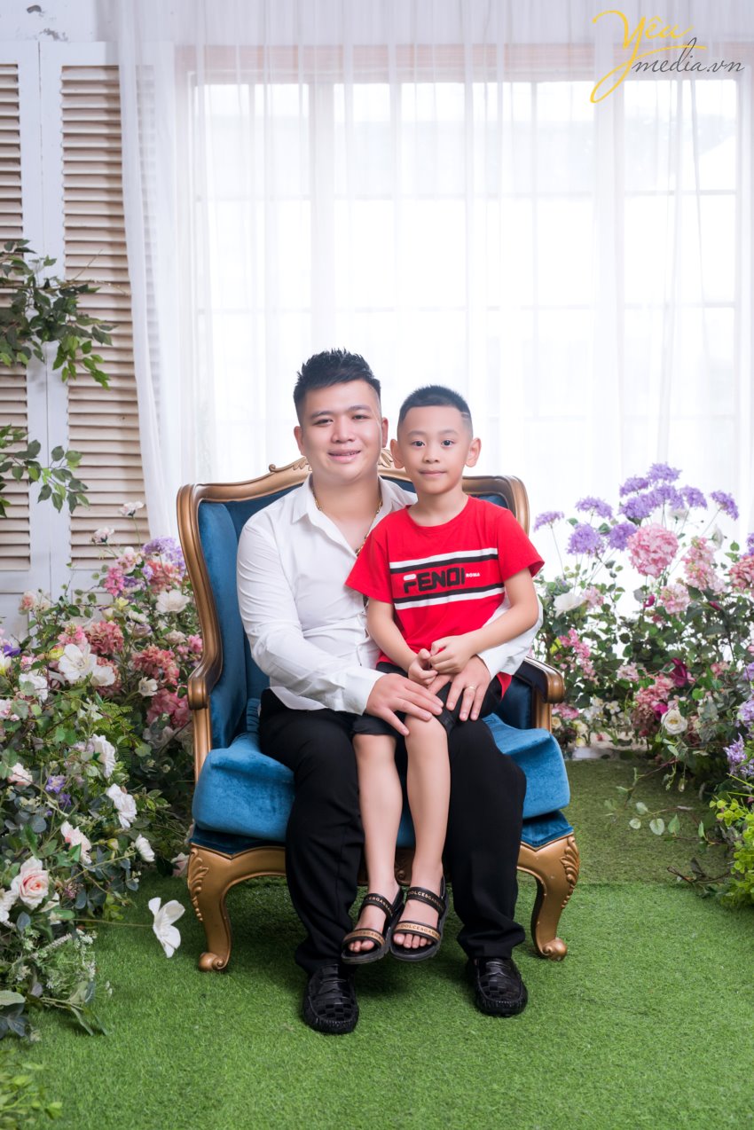 Yêu Media với nhiều năm kinh nghiệm trong lĩnh vực chụp ảnh gia đình đẹp, album gia đình đẹp là một địa điểm uy tín, chất lượng để bạn lựa chọn. Yêu Media từng thực hiện rất nhiều album gia đình đẹp tại nhiều địa điểm như: phim trường, tại gia, studio, ngoại cảnh... Chúng tôi tự hào mang đến cho bạn những dịch vụ tốt nhất.