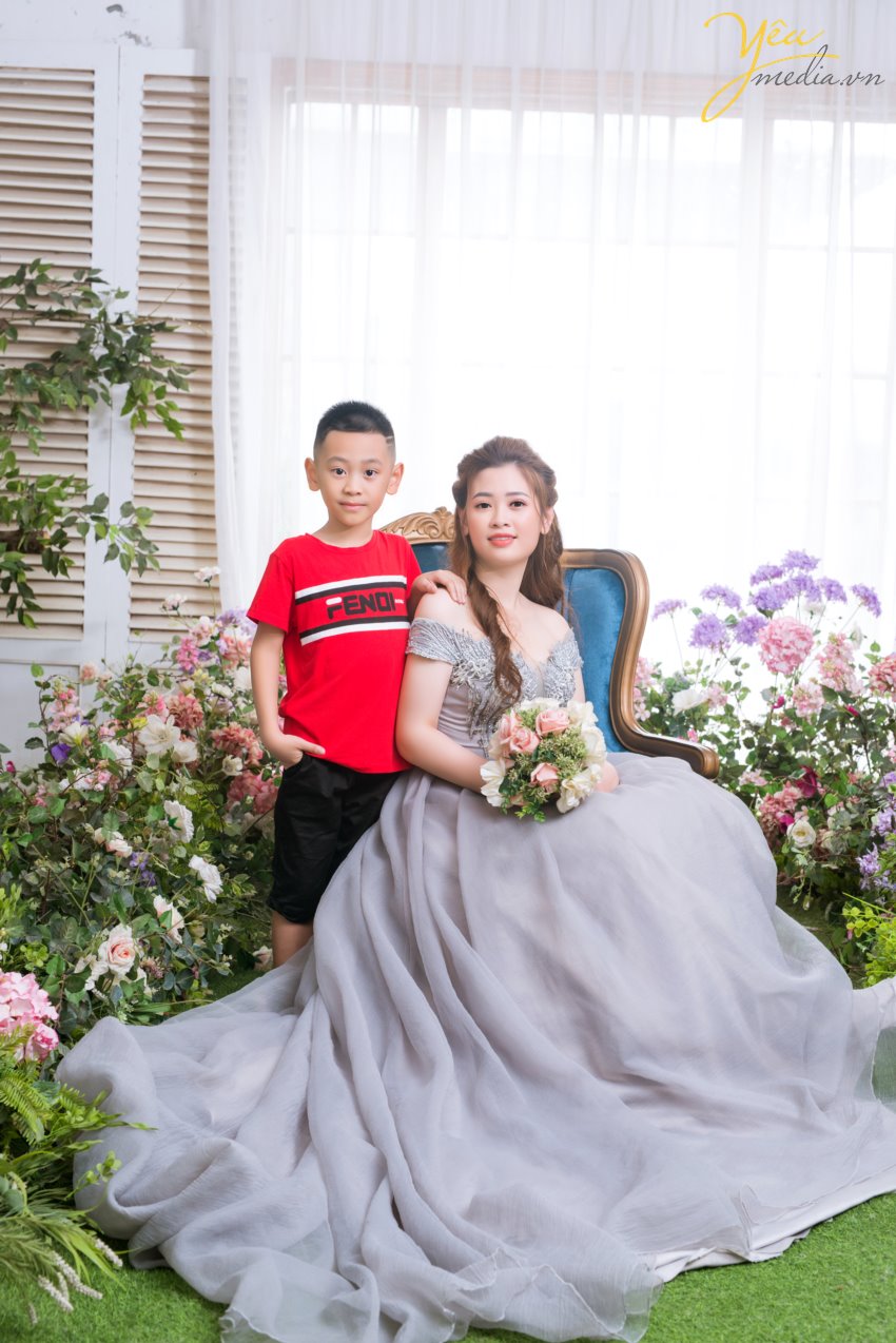 Yêu Media với nhiều năm kinh nghiệm trong lĩnh vực chụp ảnh gia đình đẹp, album gia đình đẹp là một địa điểm uy tín, chất lượng để bạn lựa chọn. Yêu Media từng thực hiện rất nhiều album gia đình đẹp tại nhiều địa điểm như: phim trường, tại gia, studio, ngoại cảnh... Chúng tôi tự hào mang đến cho bạn những dịch vụ tốt nhất.