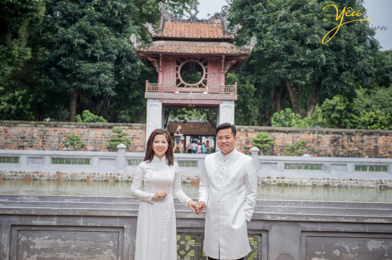 cặp đôi chụp ảnh áo dài ở văn miếu hà nội