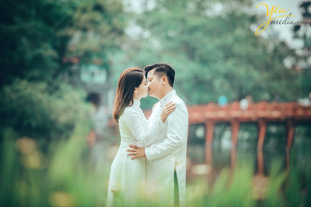 hôn nhau bên hồ gươm thơ mộng