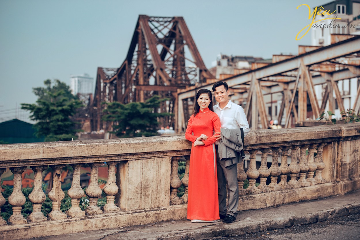 chụp ảnh áo dài ở cầu long biên hà nội vào buổi chiều
