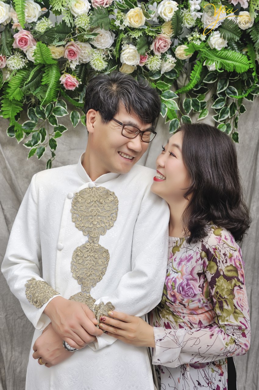 wear viet nam traditional dress in hanoi take photo