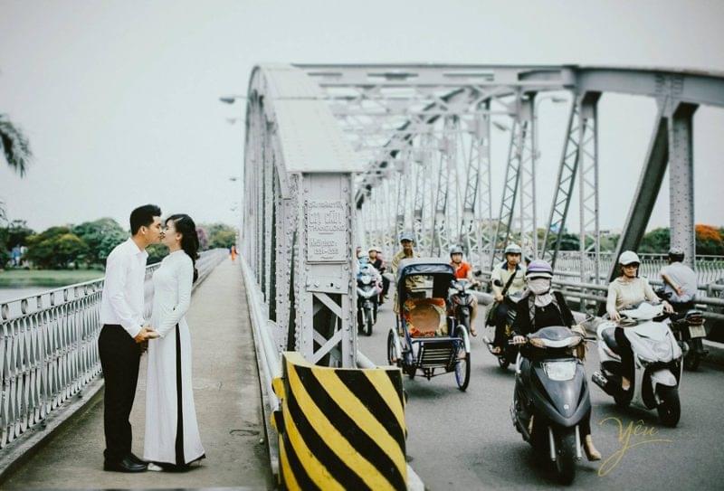 chụp ảnh cưới tại cầu Trường Tiền