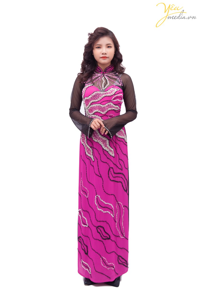 Áo dài 70 phong cách truyền thống với cổ cao, tay áo dài, nhưng lại mang màu sắc đen - hồng rực rỡ khiến nhiều người phụ nữ đến với Yêu Media yêu thích khi lựa chọn trang phục cho ngày ăn hỏi của con, đi dự tiệc cưới, tham dự các event, hội nghị, các lễ khai trương, lễ kỷ niệm.