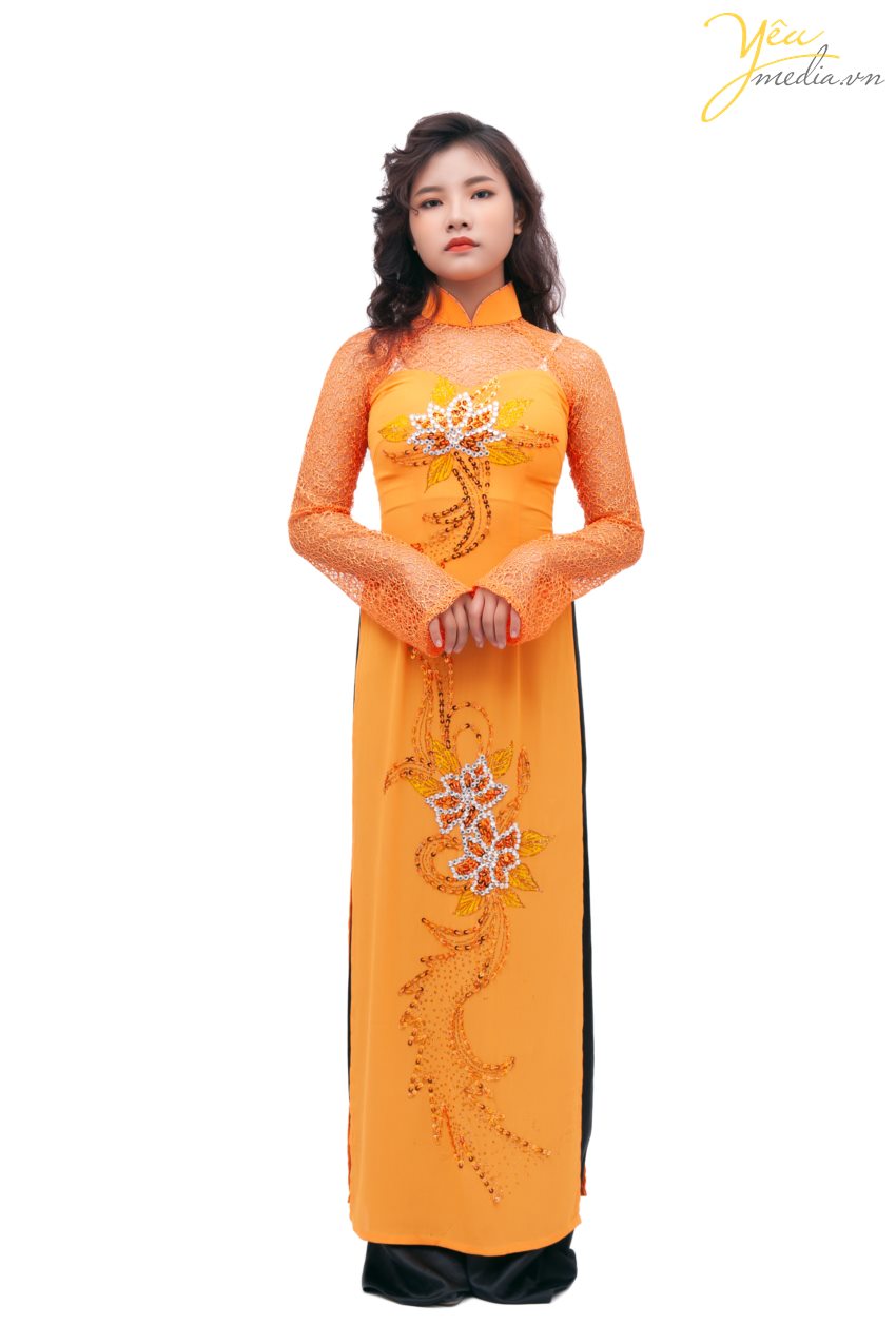Bộ áo dài 65 với màu cam rực rỡ là sự yêu thích của nhiều phụ nữ tuổi trung niên như U40 - U50 và U60. Với màu sắc ấn tượng và đường nét đẹp sang trọng, cánh tay dài thêu ren tinh tế, đây là lựa chọn của rất nhiều người trong các dịp đi sự kiện, event, hội nghị, họp lớp, lễ kỷ niệm.