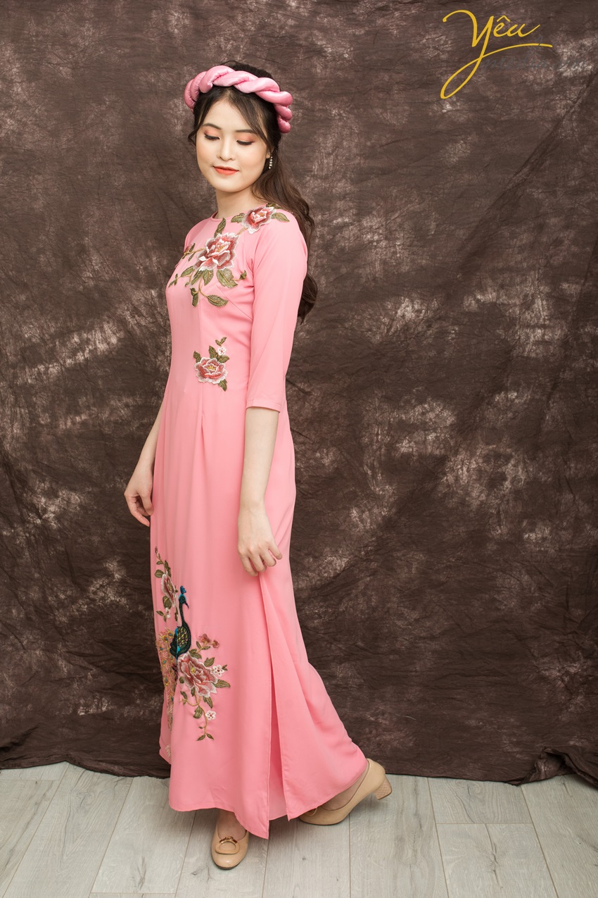 áo dài màu hồng có thêu hình con công