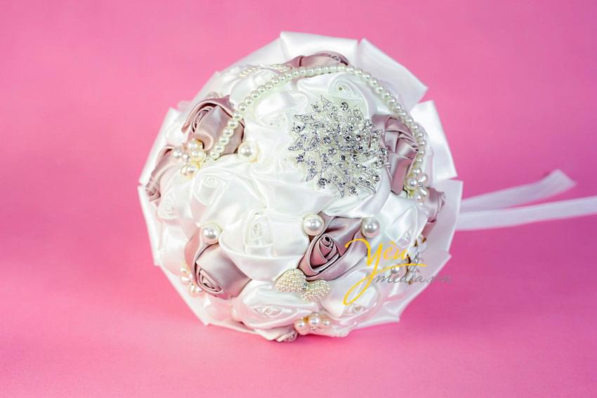 hoa cưới cầm tay nhỏ xinh màu trắng tím hồng đính đá và ngọc trai