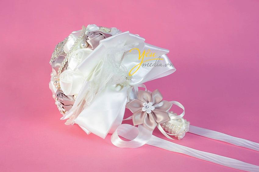 hoa cưới cầm tay đính đá ngọc trai nơ buộc