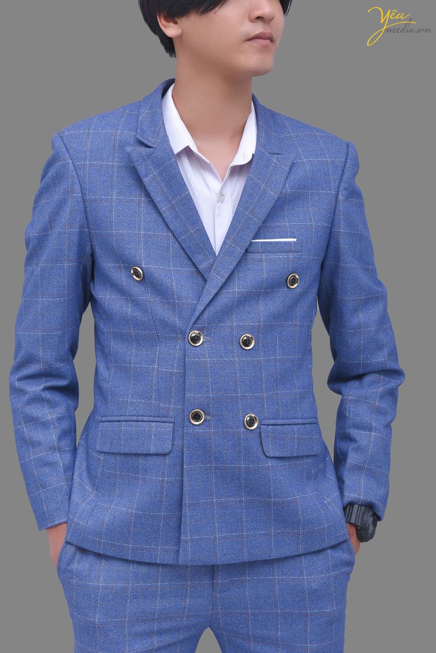 Nếu như một chiếc váy cưới giúp cô dâu thêm xinh đẹp thì bộ vest cũng tôn dáng và làm chú rể thêm nổi bật hơn trong ngày cưới của mình. Hiểu được điều đó, các nhà thiết kế của Yêu Media đã thiết kế những bộ vest đẹp, phù hợp với mọi nhu cầu, đối tượng khách hàng. Với sự đa dạng mẫu mã trong thiết kế, chất liệu vải, màu sắc,… đến với Yêu Media, quý khách sẽ lựa chọn được những bộ vest như ý.