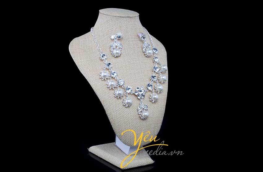 trang sức cưới đính ngọc trai, kim cương thuê giá rẻ