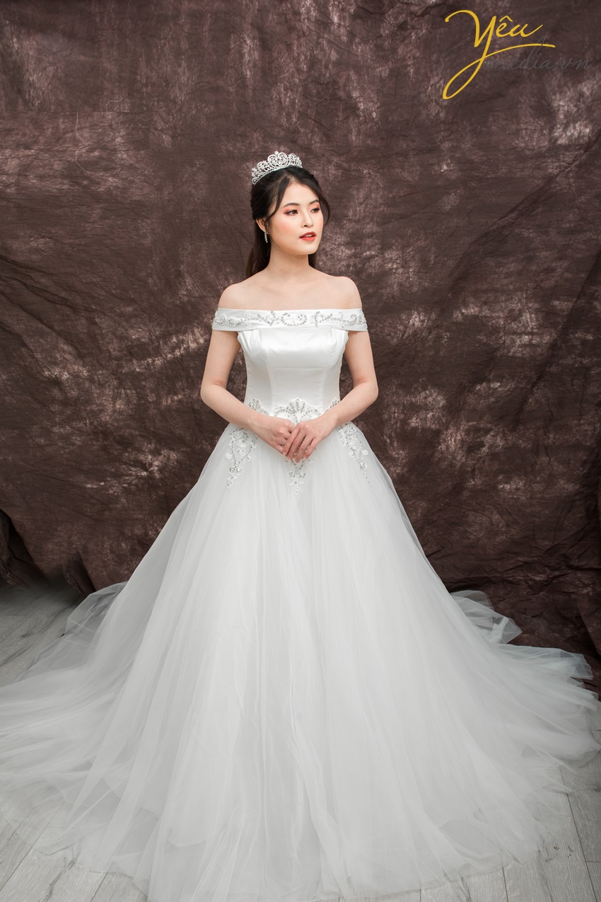 Những cô dâu có bờ vai thon, mong manh, đều thích lựa chọn váy cưới có phần vai hở ngang vừa sexy lại vừa sang trọng. Đây cũng là chiếc váy được nhiều nàng dâu xinh tại Yêu media lựa chọn do rất dễ mặc, đơn giản, không cầu kỳ nhưng lại toát ra sự thu hút đặc biệt cho người đối diện.
