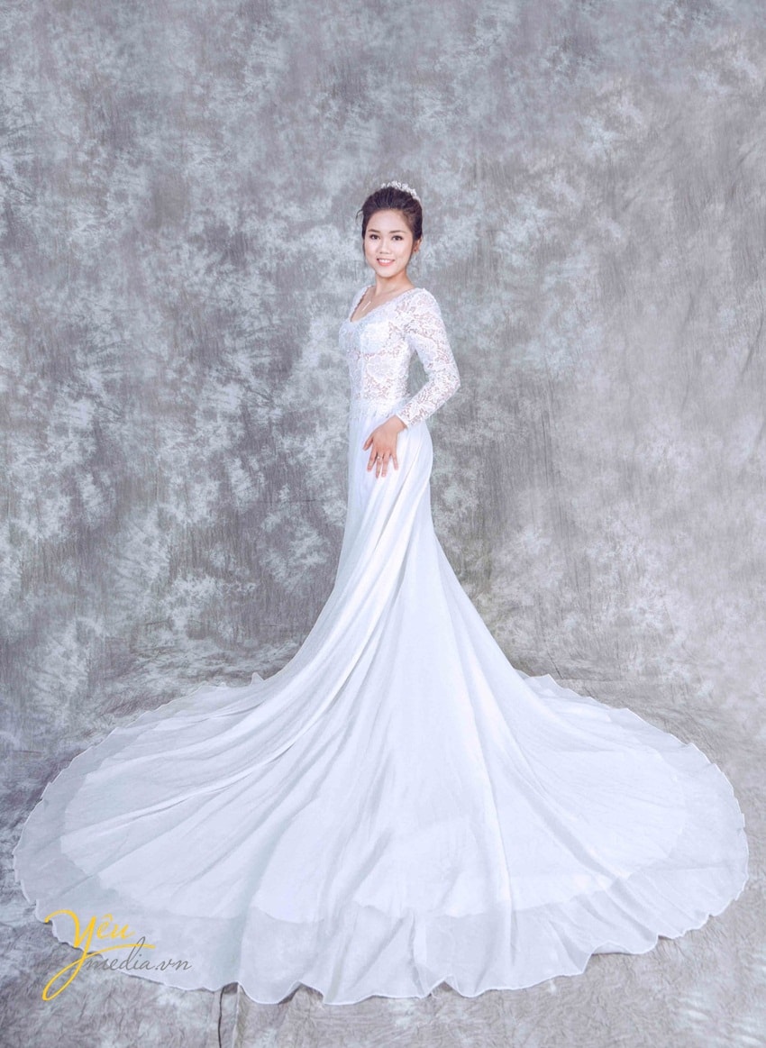 váy cưới ren xòe đuôi rộng