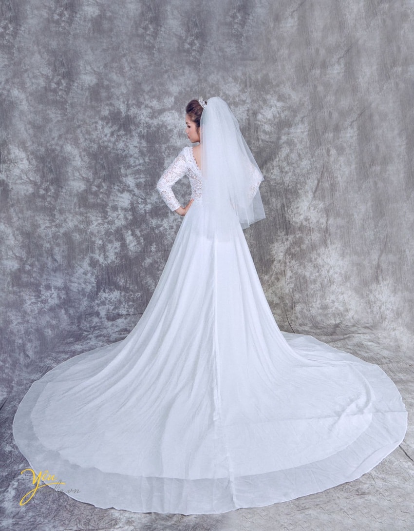 váy cưới cô dâu cổ thuyền ren đuôi xòe rộng