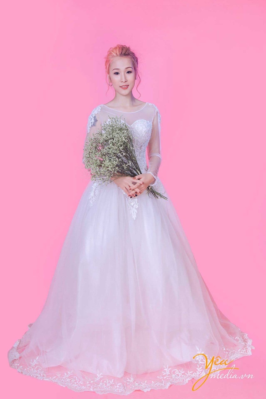 váy cưới màu trắng xòe rộng voan tay