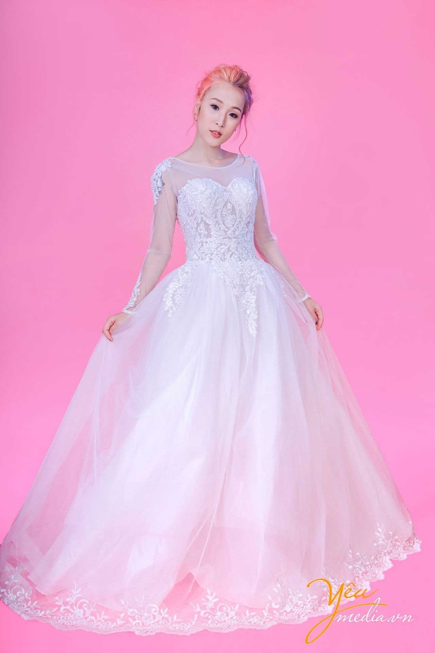 váy cưới cúp ngực xòe rộng màu trắng