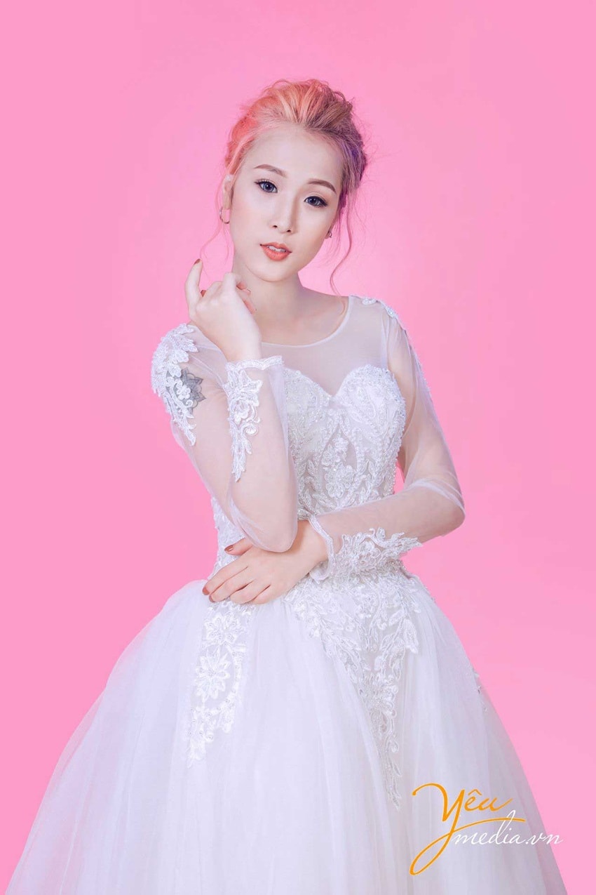 váy cưới ren tay vai thêu hoa