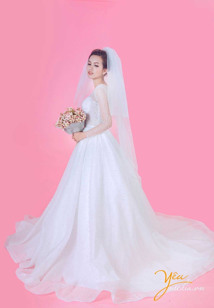 váy cưới tay ren chụp nghiêng xòe rộng